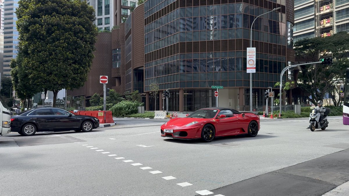 新加坡街道演示中的路口与车辆